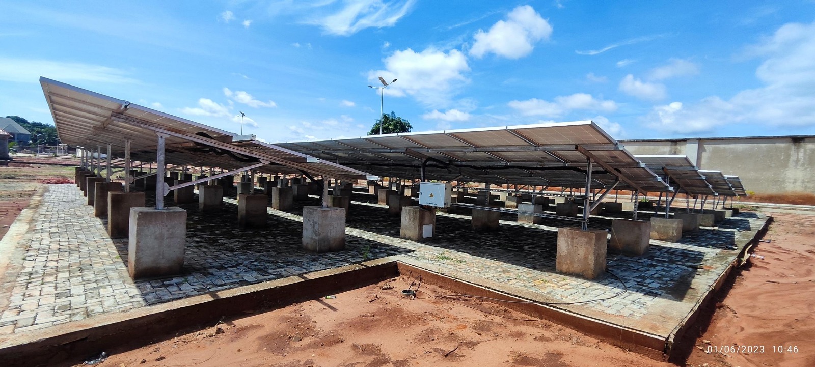 250kW rooftop solar installation on industrial warehouse — view 1