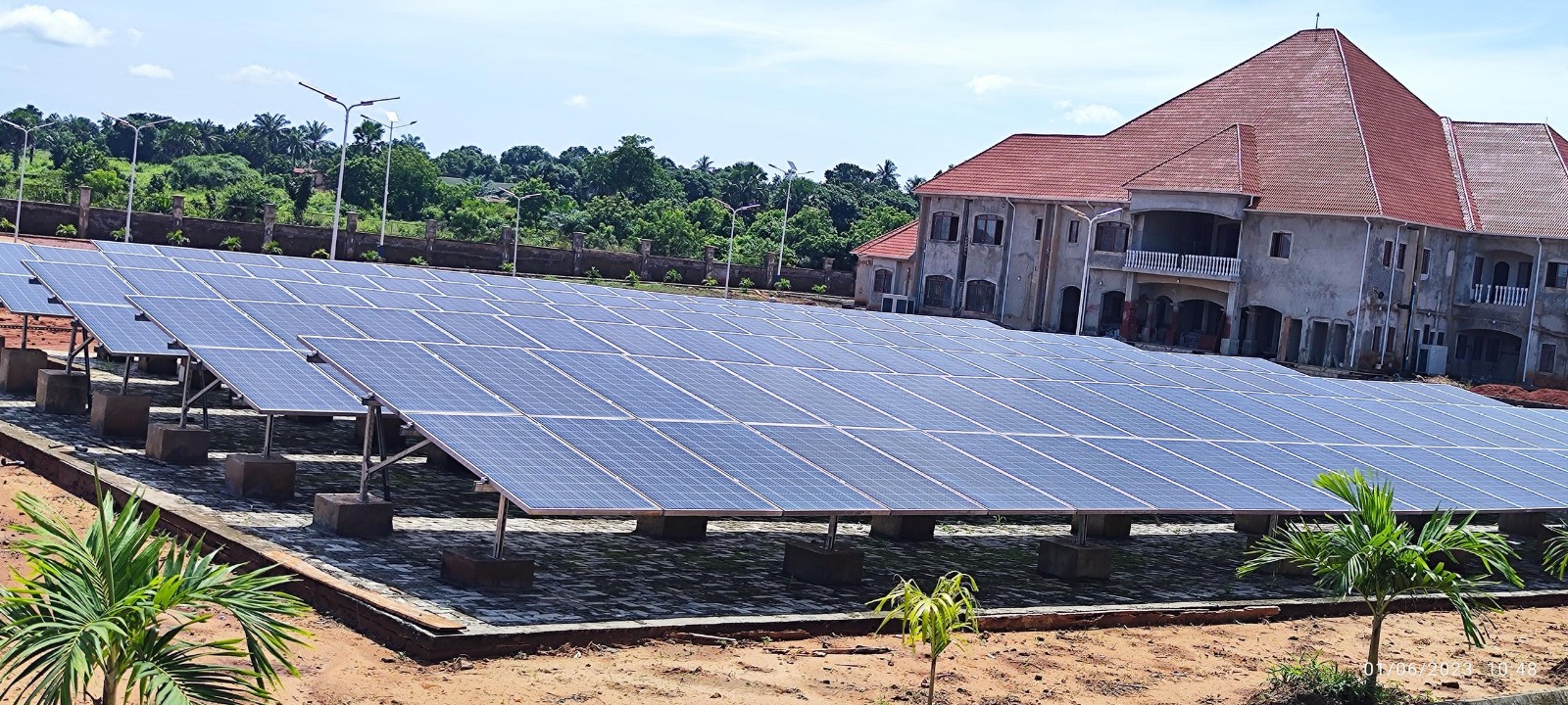 250kW rooftop solar installation on industrial warehouse — view 3