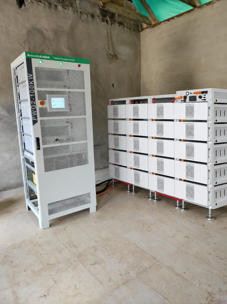 250kW rooftop solar installation on industrial warehouse — view 3